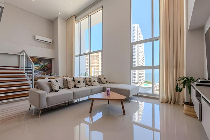 Doble altura y lujoso apto vista al mar