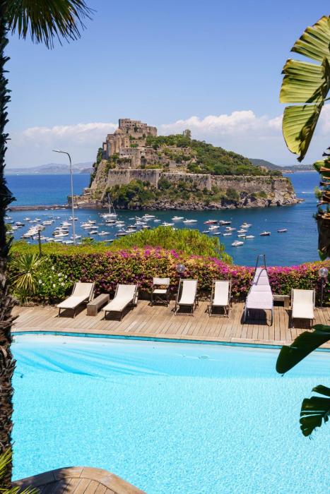 Villa Massimo Cartaromana with wide pool and view on the Castle