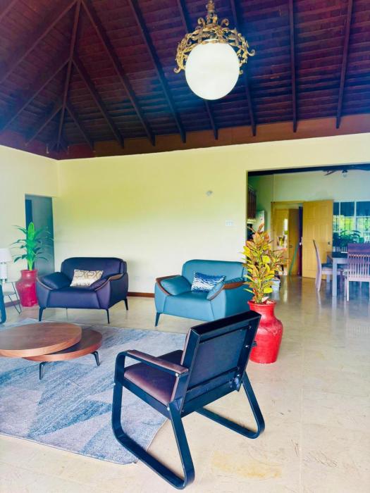 Oceanfront Penthouse On The Hip Strip