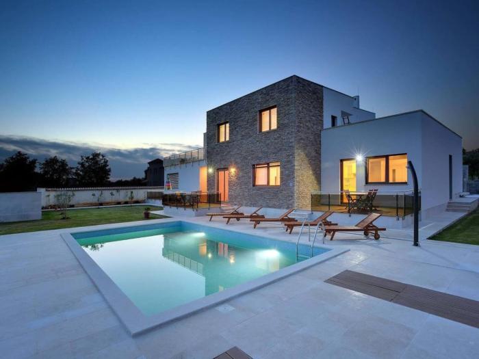 Attic apartment with balcony in Medulin