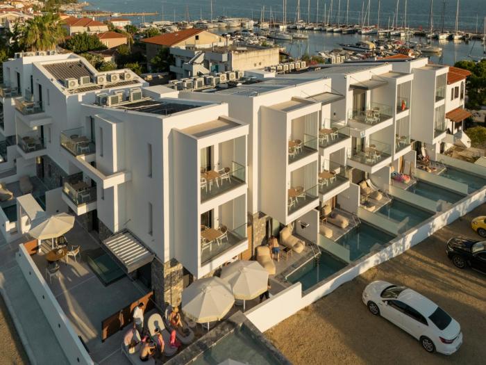 Limani Nikiti Suites