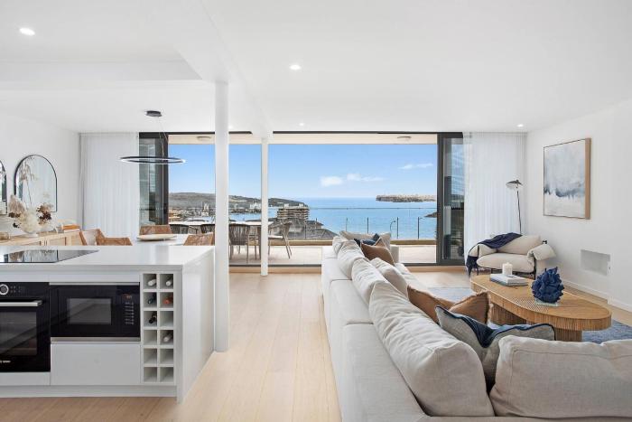 Breathtaking Harbour Views from 2 bed 2 bath Executive Apartment