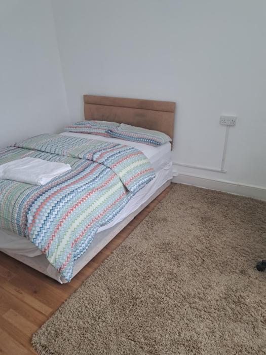 London Ilford town house - close to train station