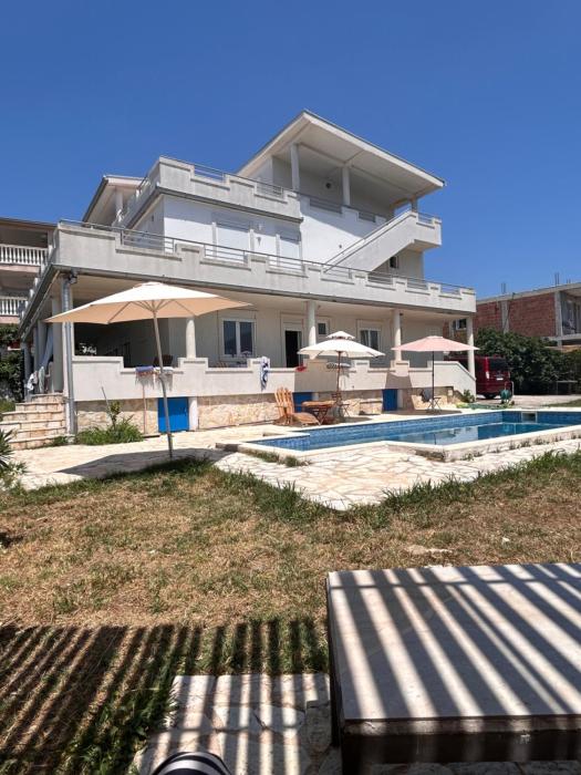 Villa Alidah Avkoppling med utsikt, pool och fruktträd