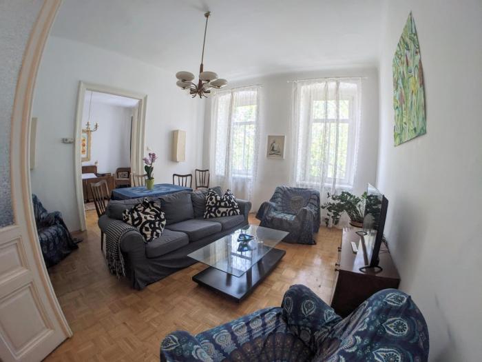 Grand, Central 2BR Apartment