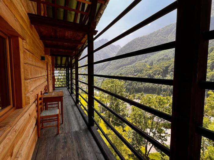 LOdGE OVERLOOKING ALAGNA