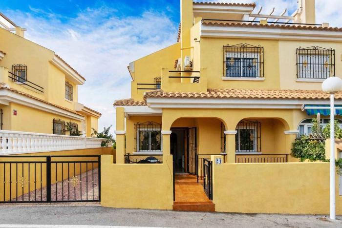 Espaciosa casa de tres habitaciones Orihuela Costa