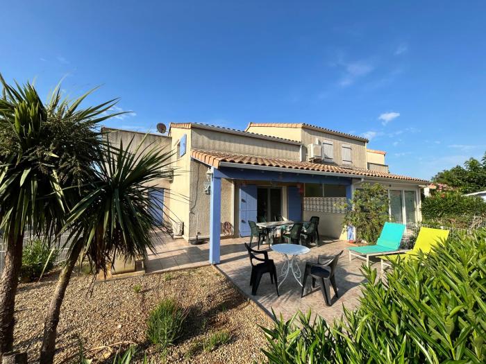 Belle villa entièrement climatisée 4 chambres 10 couchages, fibre WIFI, 2 terrasses parking privatif dans résidence sécurisée piscine commune 800 m de la mer LRCS69