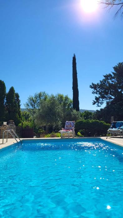 Chambre sous les cyprès