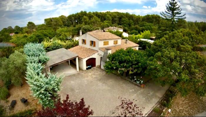 Grande maison de vacances jusquà 15 personnes, à quelques pas dAix-en-Provence