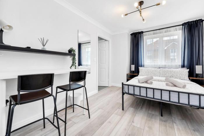 Fully equipped Parkside room 5min from Colliers wood Station R4