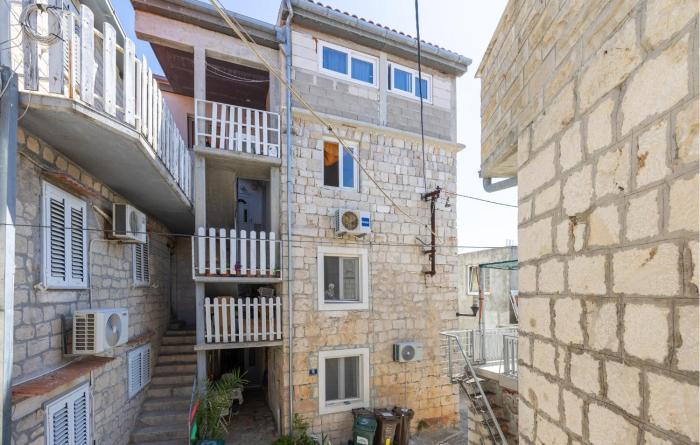 1 Bedroom Beautiful Apartment In Slatine