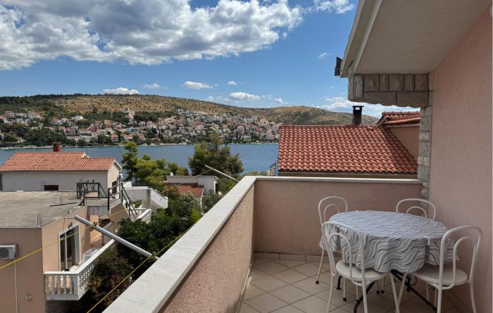 2 Bedroom Lovely Apartment In Okrug Gornji