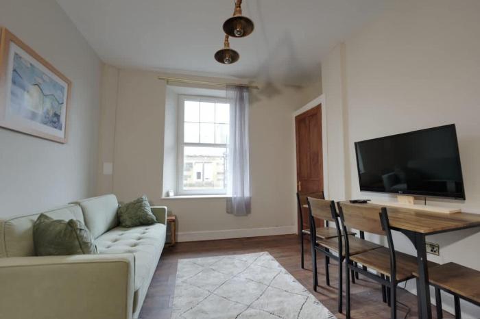 Stylish Top-Floor Flat - Leith