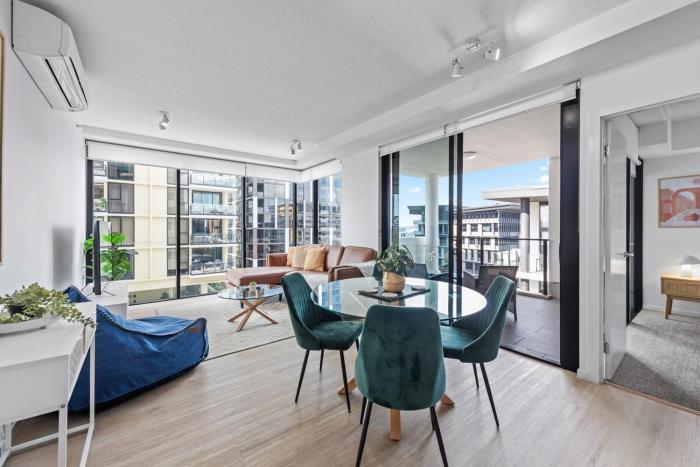South Bank Sensational - 2Bed-2Bath-1Car-Pool