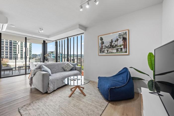 South Bank Sleek - 2Bed-2Bath-1Car-Pool
