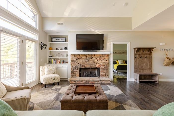 Majestic views of Mountains and Water- The Perch