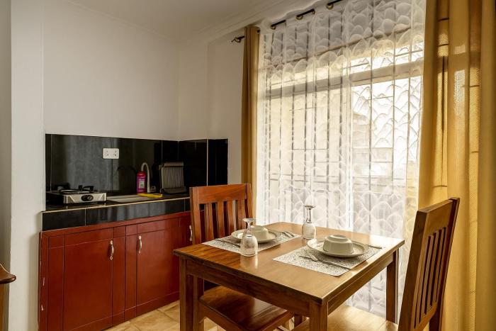 1BDM Aptmt near Victoria place- lively busy area- along the roadside