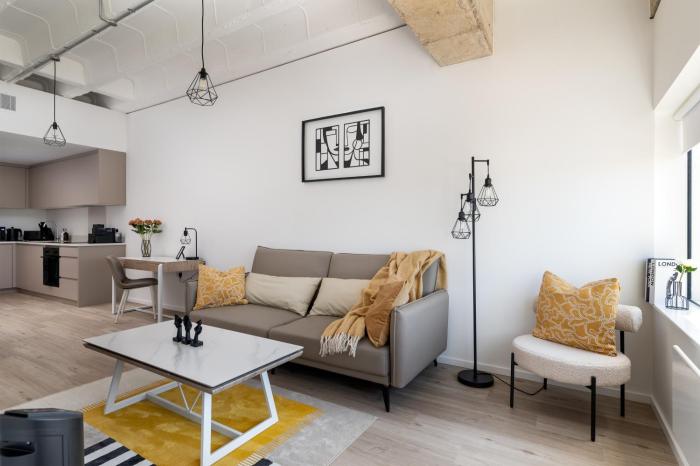 The Yellow Suite for Professionals at MK Central with Free Parking and Fast Wi-Fi