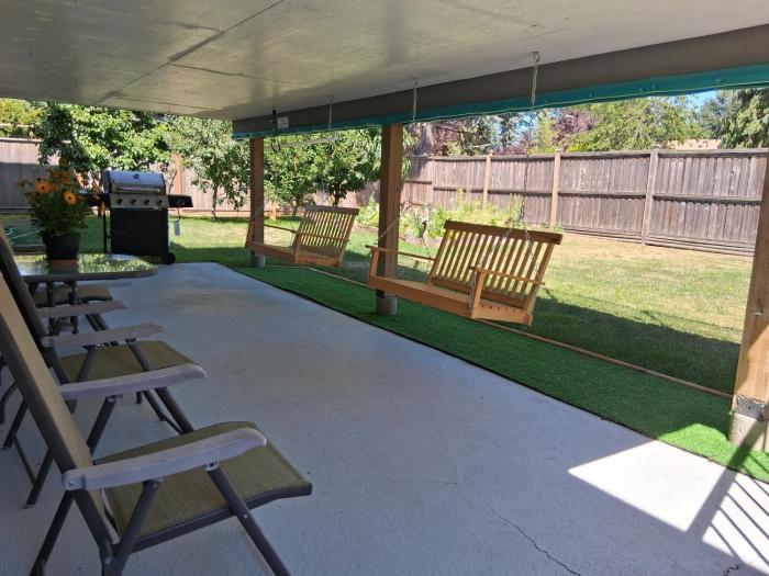 5 Beds 3 Full Bathrooms 3 Bedrooms, Quiet Day & Night, 15 Minutes Walk to 2 Beaches, Large Guest Yard, Kids Gym & Games, 4TVs, Breakfast, WorkStation, Laundry, Kitchen