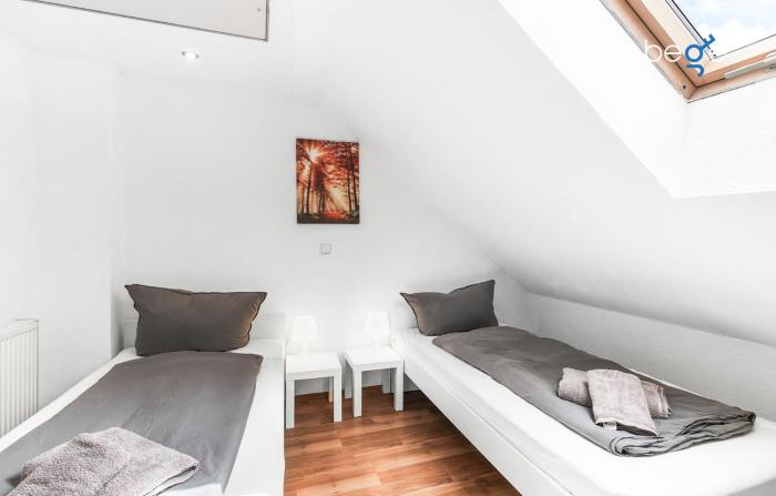 BEGE APARTMENTS SmartDesk