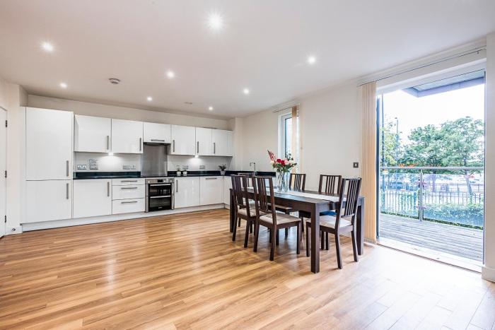 3 Bedroom Apartment with Secure Parking, Wembley 2 miles, Tube 200m
