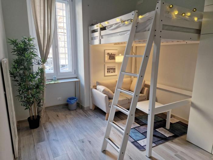 Graziosa camera in posizione strategia con bagno privato esterno