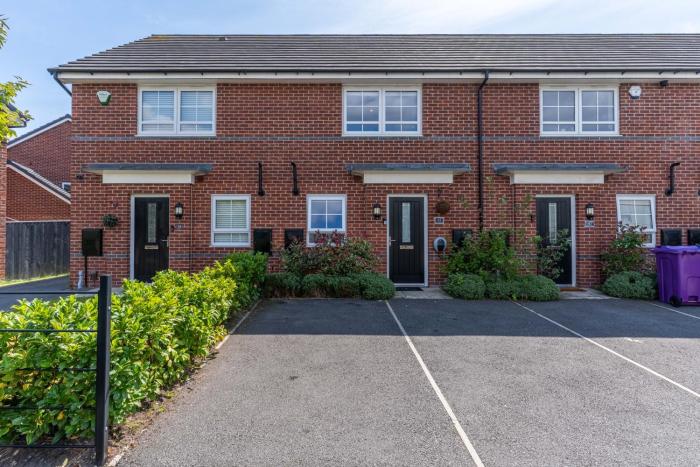 Walk To Airport - 3 Bedrooms x2 Driveway - EV Charging - Washer & Dryer