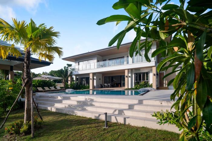 5 Bdr 18 meter Pool villa in Laguna Phuket