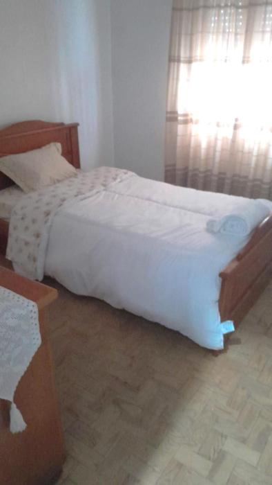 Small Private room near airport lisbon room basic