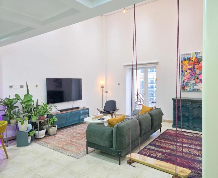 HiGuests - Huge Duplex for Creative Inspiration!