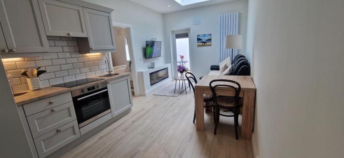 Newly Refurbed 1BD Cottage in Prime Location