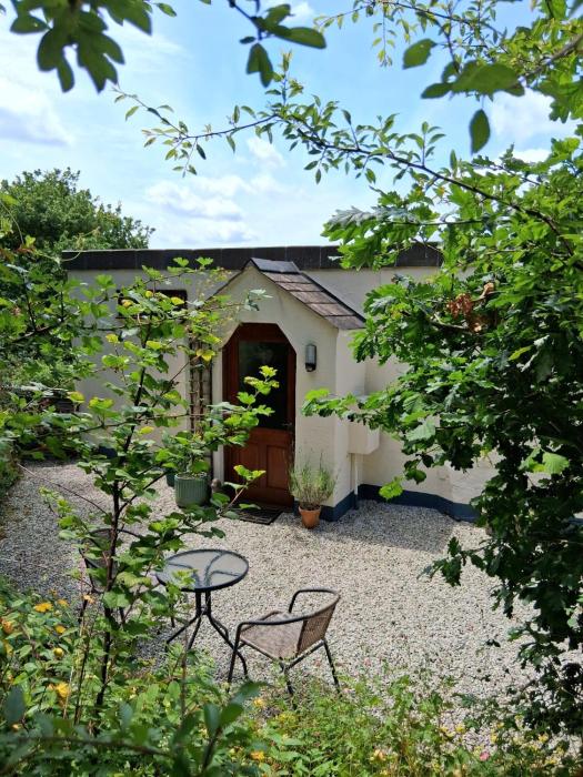 Romantic Contemporary Cottage In The Tamar Valley