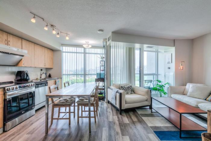 Chic 1BR plus Den Condo with Fast WiFi and Free Parking