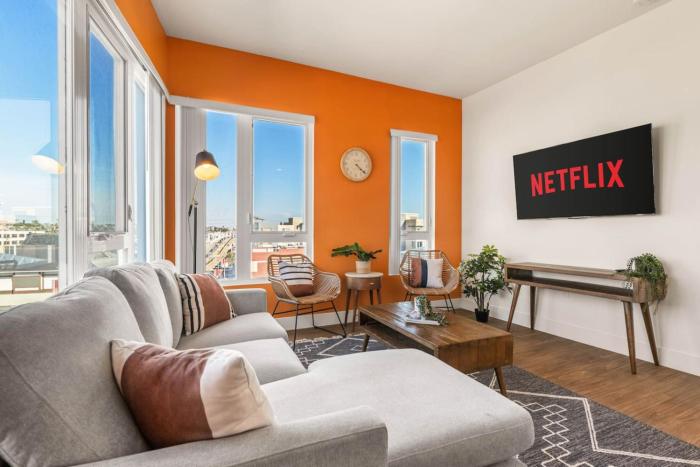 Stylish 2BD Haven with Scenic DTLA Views and Parking