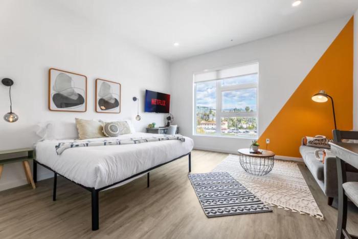 Chic Studio, Walk to Downtown With Skyline Views