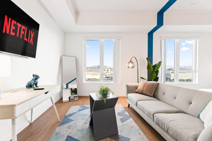 Chic Studio with Stunning DTLA Views, Walk to Metro