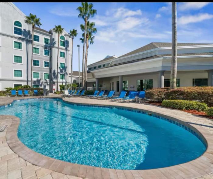 Condo near Disney-free shuttle totheme parks