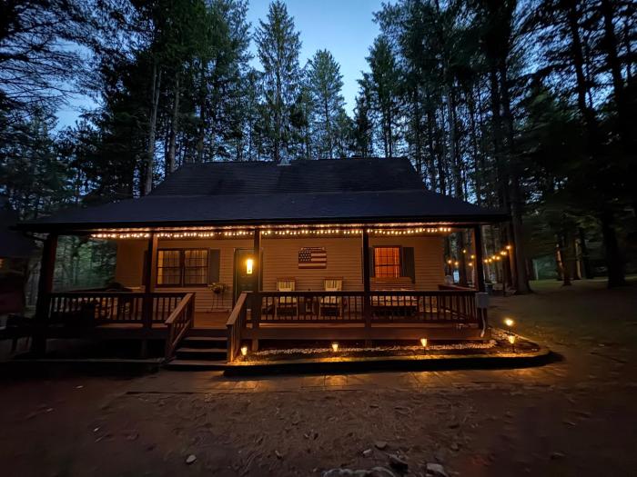 On a Whim Peaceful 2 bedroom home plus loft in charming lakefront community