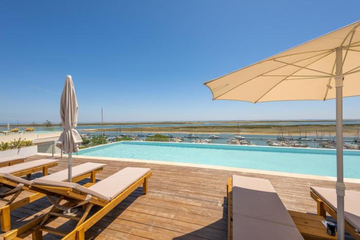 Stay By The Marina - Modern Apartment with Pools & Gym