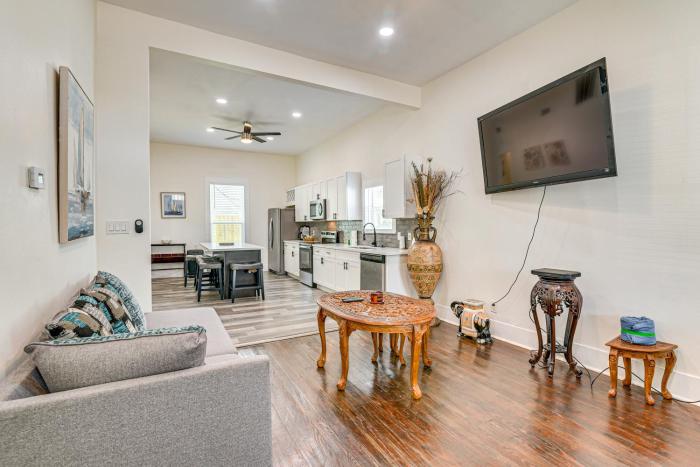 Steps to Seawall Spacious Condo in Galveston!