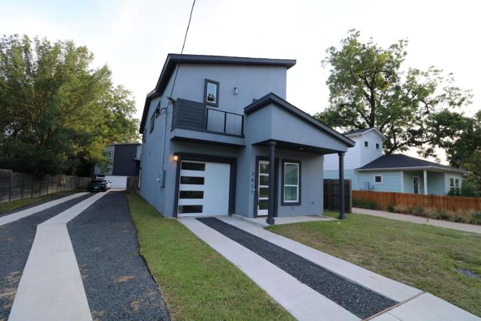 2 Western Homes 6 King Beds