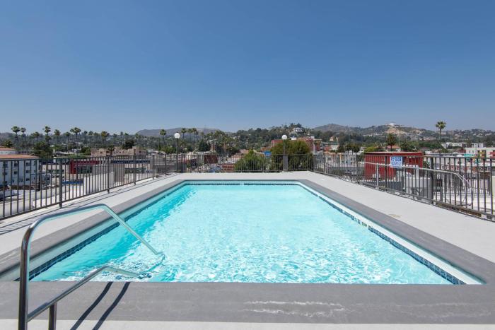 Stylish 2BR Apt with Rooftop Pool & Hollywood Views
