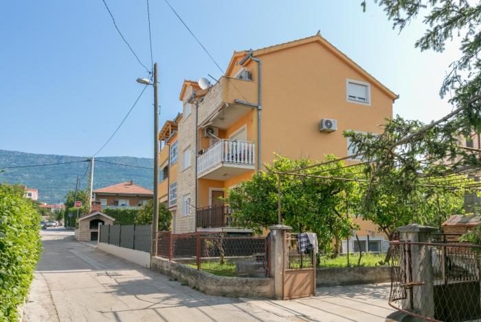 Apartments with parking space Kastel Kambelovac, Kastela - 21645