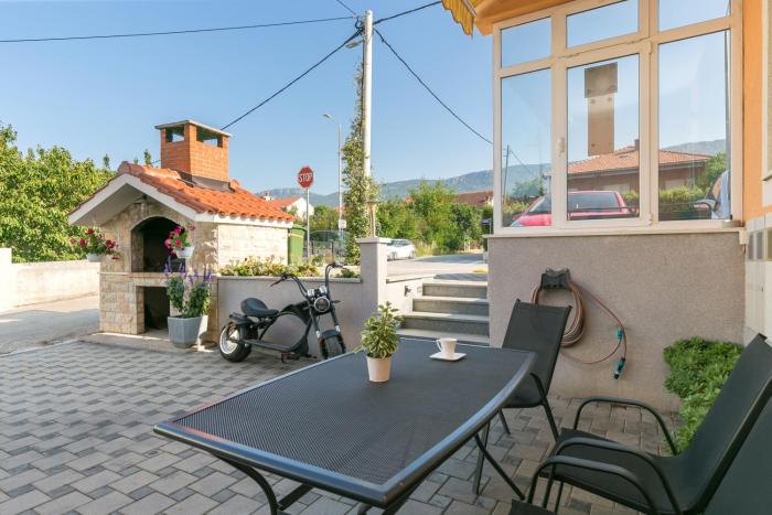 Apartments with parking space Kastel Kambelovac, Kastela - 21645