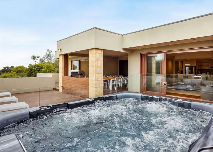 Stunning Home Alfresco Entertainment Jacuzzi