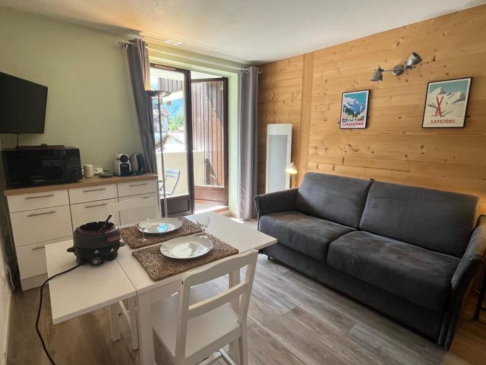 Studio rénové au centre village avec balcon - FR-1-624-180