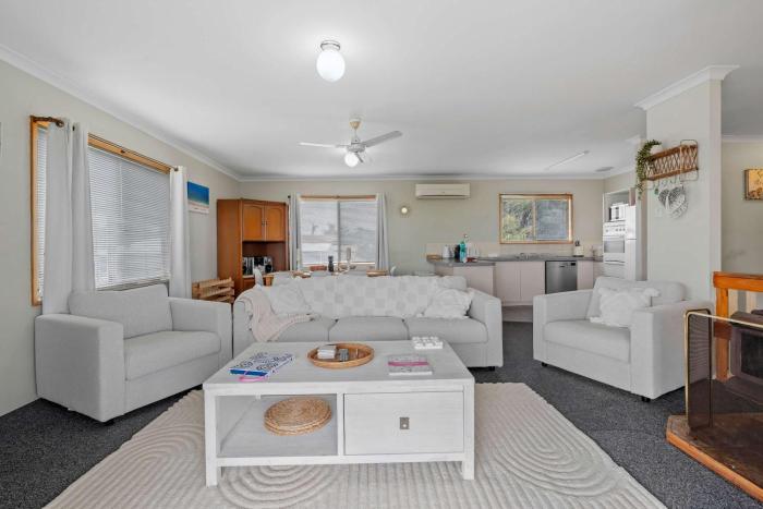 Spacious Beach Retreat 4BR 2BA Coastal Escape in Binningup