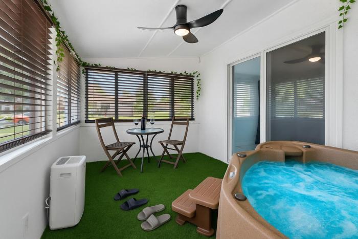 Walk to Downtown - 3BR with Hot Tub & Games