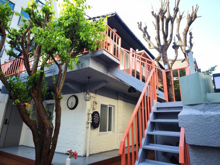 弘大独栋二楼 机场地铁直达 3分钟步行地铁站 Hongdae, Airport Express,metro 3min,yard 2st floor